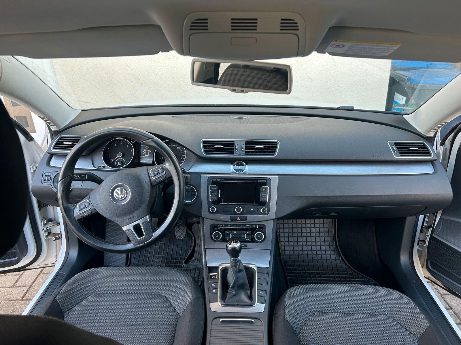 Volkswagen Passat 2011 — interior