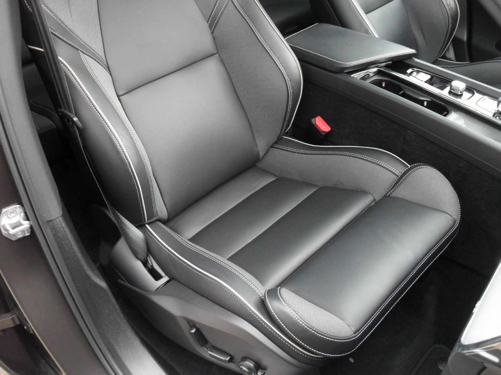 Fahrzeugabbildung Volvo XC60 T6 Plus Dark | AWD | 21er | Licht