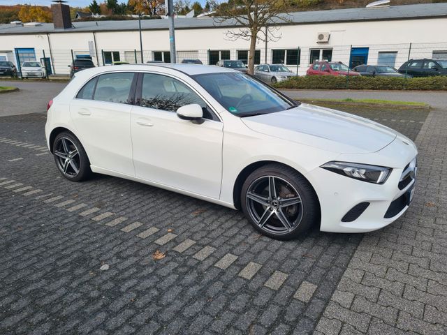 MERCEDES-BENZ A 200 -LED / MBUX