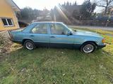 Mercedes-Benz E 230 - Mercedes-Benz E 230: Blau