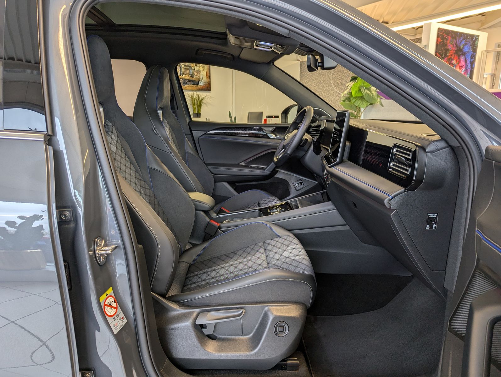 Fahrzeugabbildung Volkswagen Tiguan 2.0TDI R-Line 4M Pano H/K AHK Matrix 20"