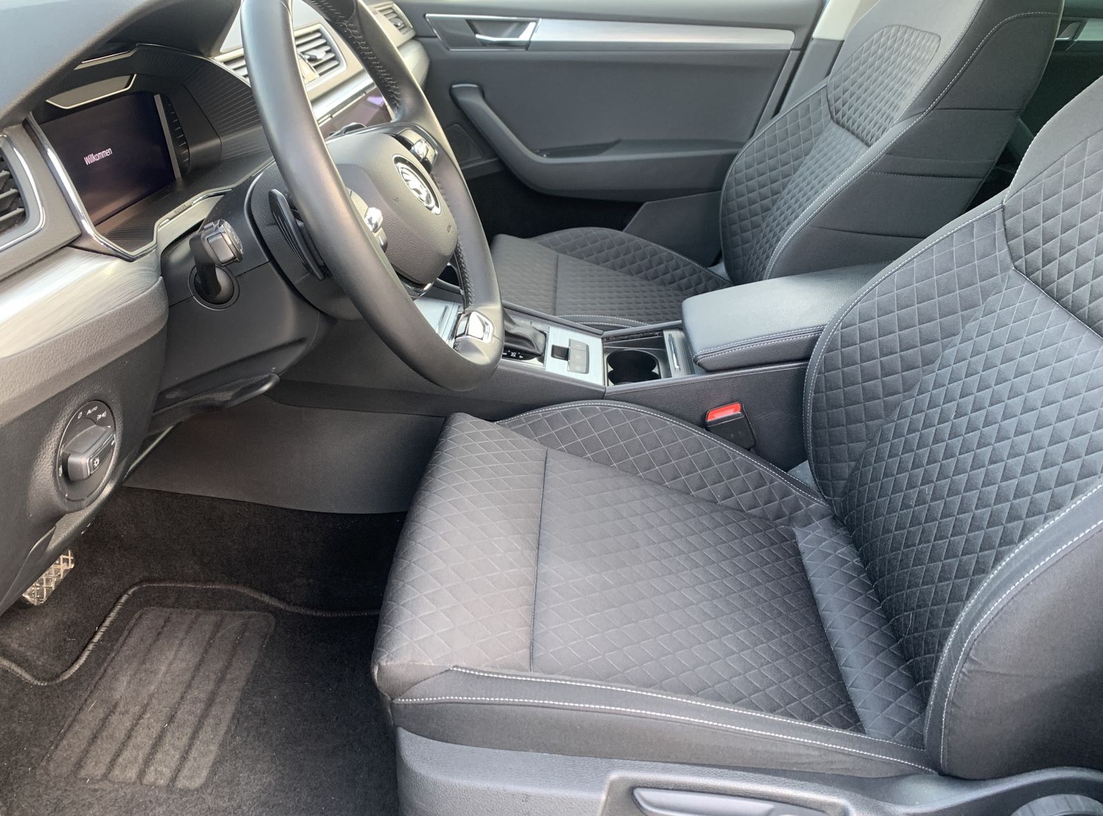 Fahrzeugabbildung SKODA Superb 2.0 TDI*AHK*LED*Cam*CANTON*Digital*ELH*