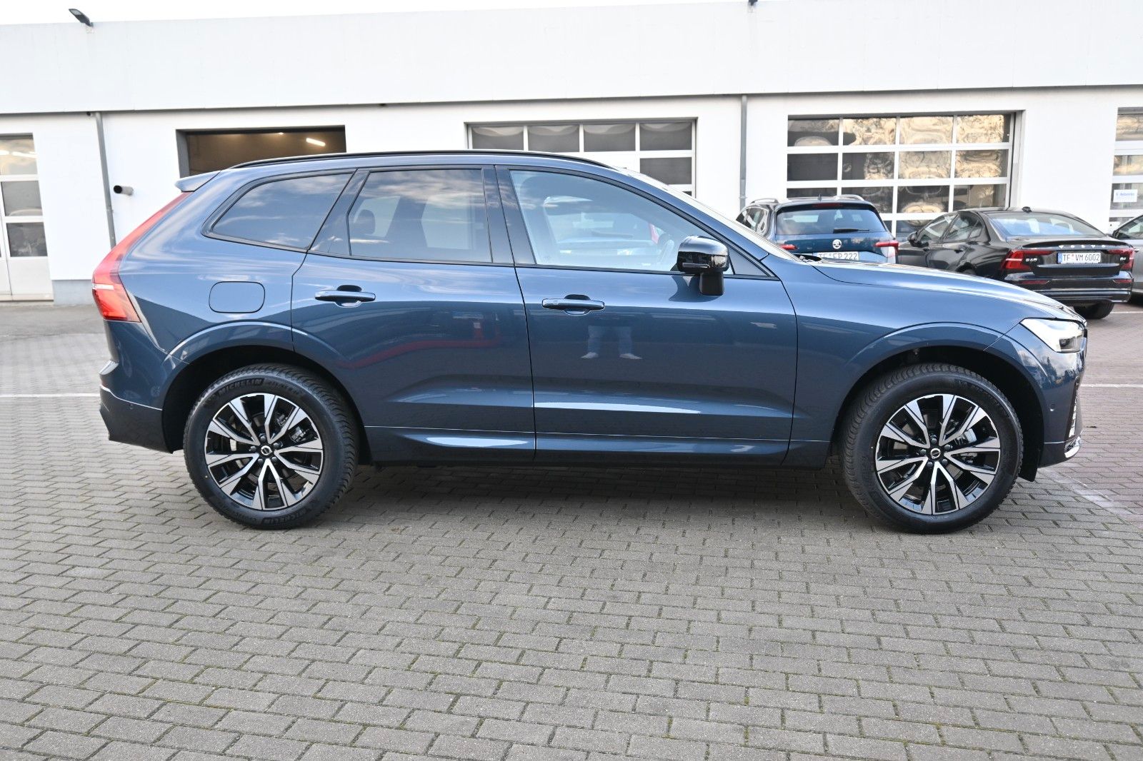 Fahrzeugabbildung Volvo XC60 B5 AWD Plus Dark*FSHZG*360°*H&K*ACC*AHK