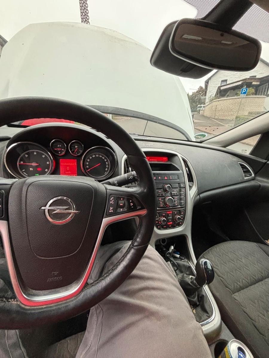 Opel Astra 2013 — rear view