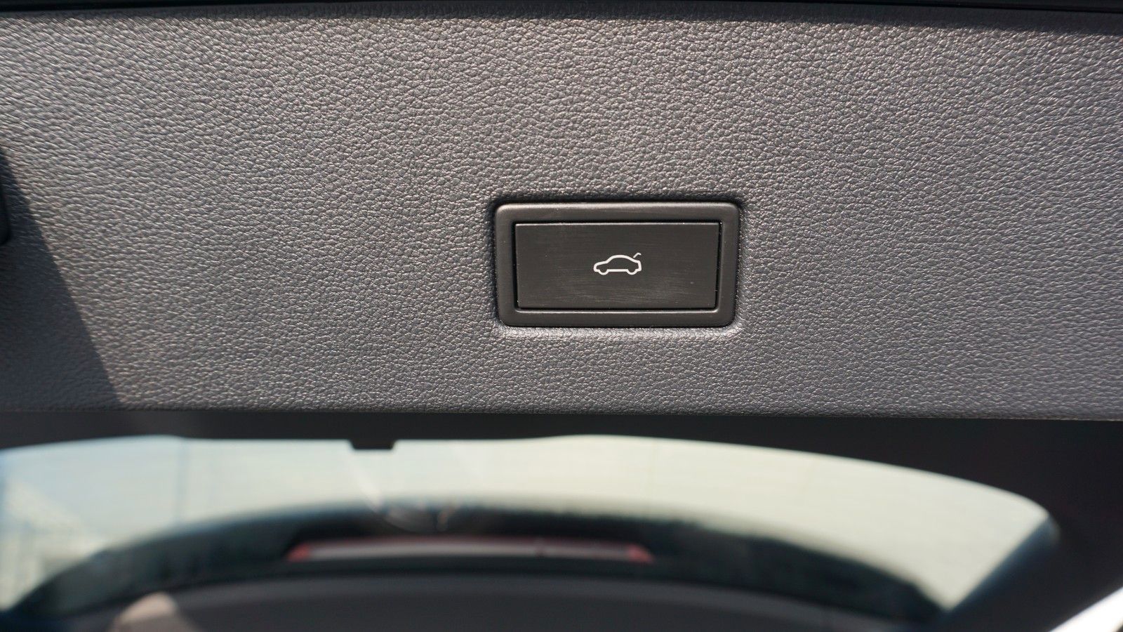 Fahrzeugabbildung Volkswagen T-Roc Sport 4Motion, Kamera, Navi, Pano, Black