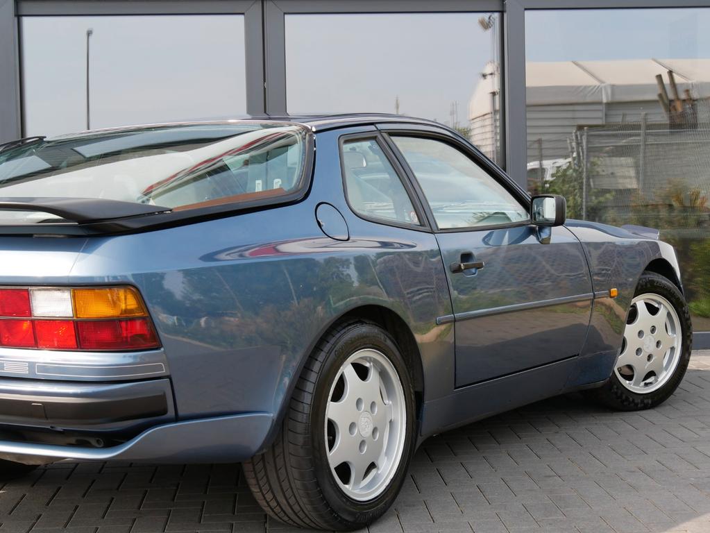 Porsche 944
