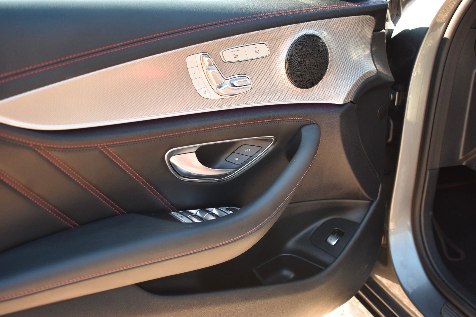 Fahrzeugabbildung Mercedes-Benz E 43 AMG Lim. 4Matic Nightp HUD Multibeam Panora