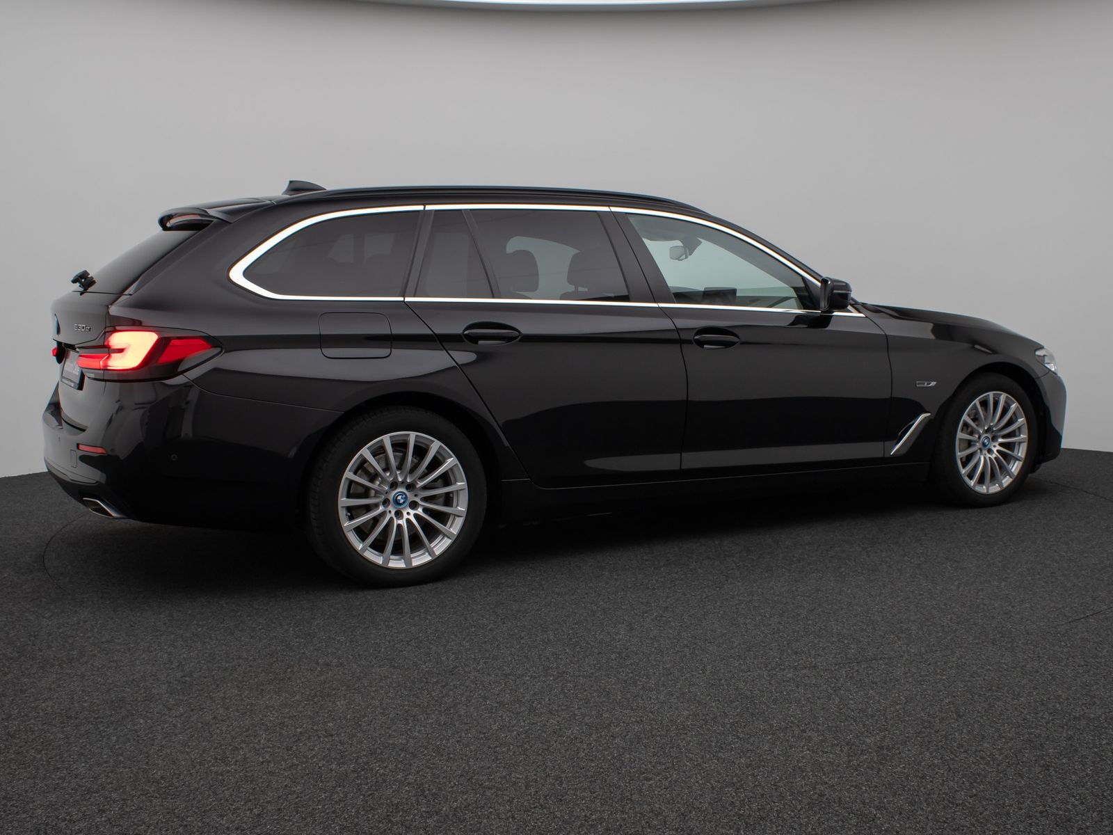 Fahrzeugabbildung BMW 530e xD Kamera Komfort DisplKey Alarm