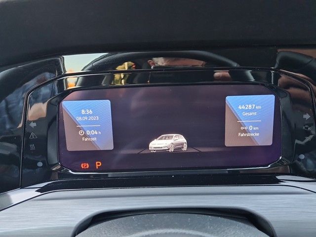 Fahrzeugabbildung Volkswagen Golf VIII Style LED ACC AID HUD NAVI PDC SHZ LED