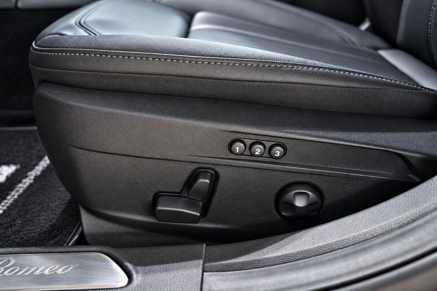Fahrzeugabbildung Alfa Romeo Giulia Ti Q4/MEMORY/ACC/NAVI/KAMERA/LEDER/