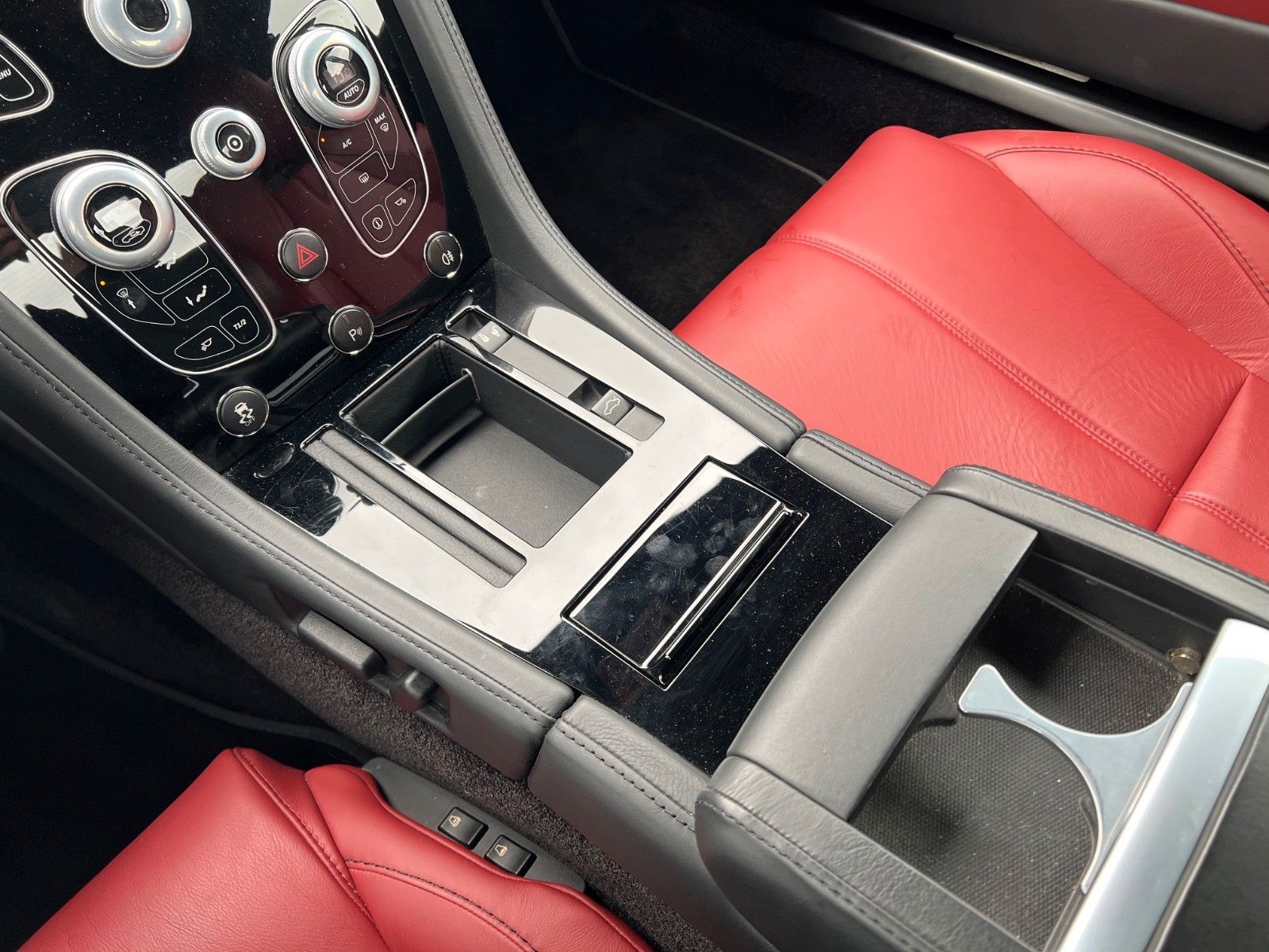 Fahrzeugabbildung Aston Martin V8 Vantage Coupe*RFK nur 18TKM*wie NEU
