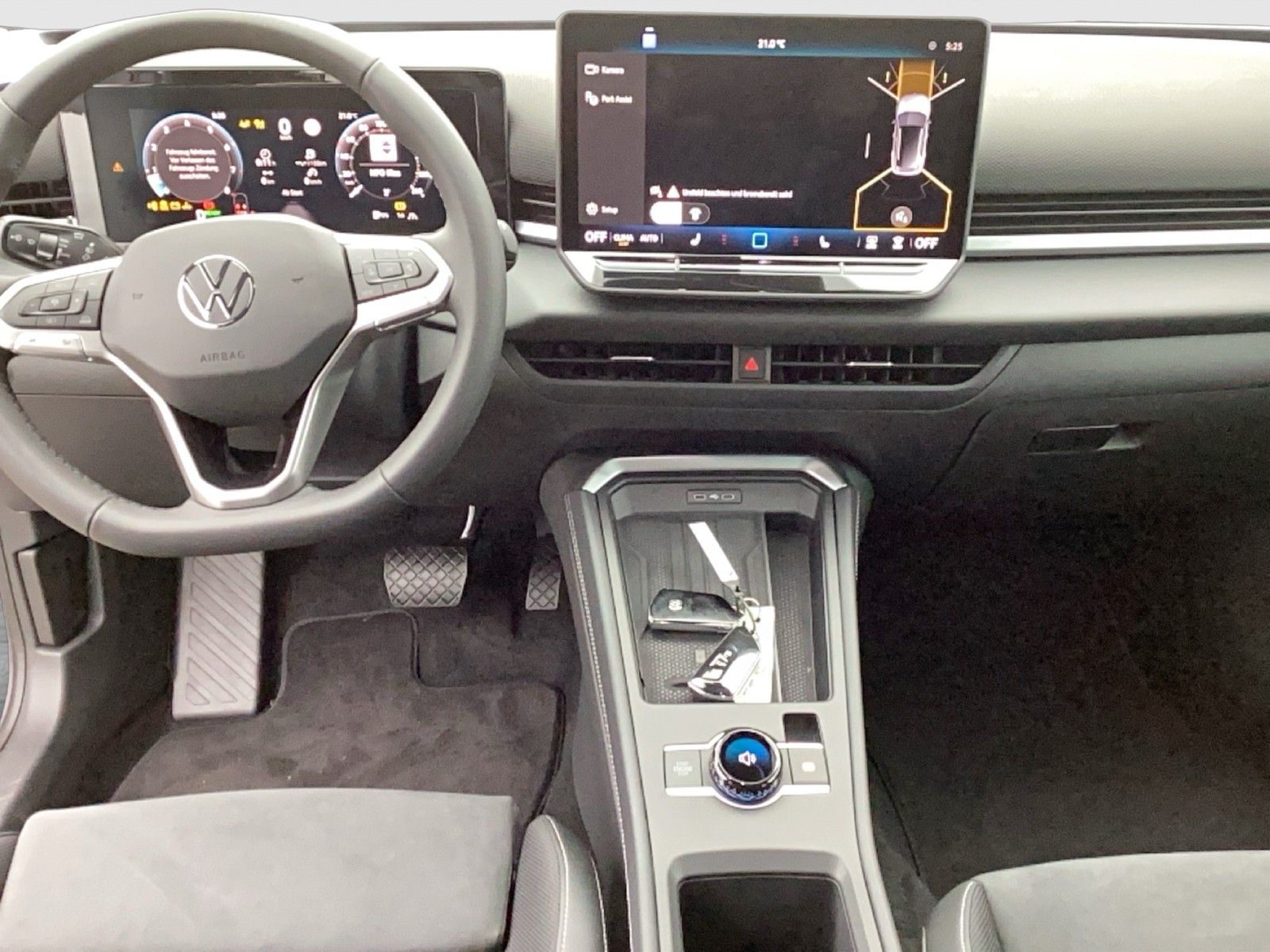 Fahrzeugabbildung Volkswagen T-Roc eTSI Style DSG Matrix AHK Navi AID HUD ACC