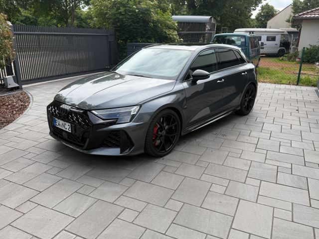 AUDI RS3 Sportb. Pano Head 280km/hGarantie 2030 voll 