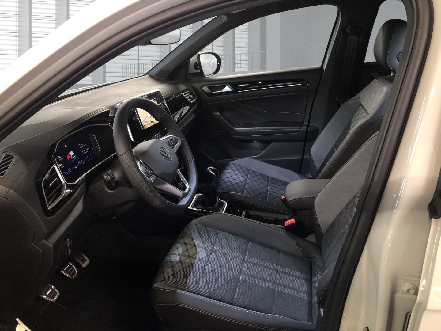 Fahrzeugabbildung Volkswagen T-Roc R-Line 1.0 TSI Sportpaket Navi LED ACC App