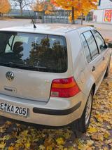Volkswagen 16 v - Volkswagen Golf Oldtimer mit Benzin-Antrieb