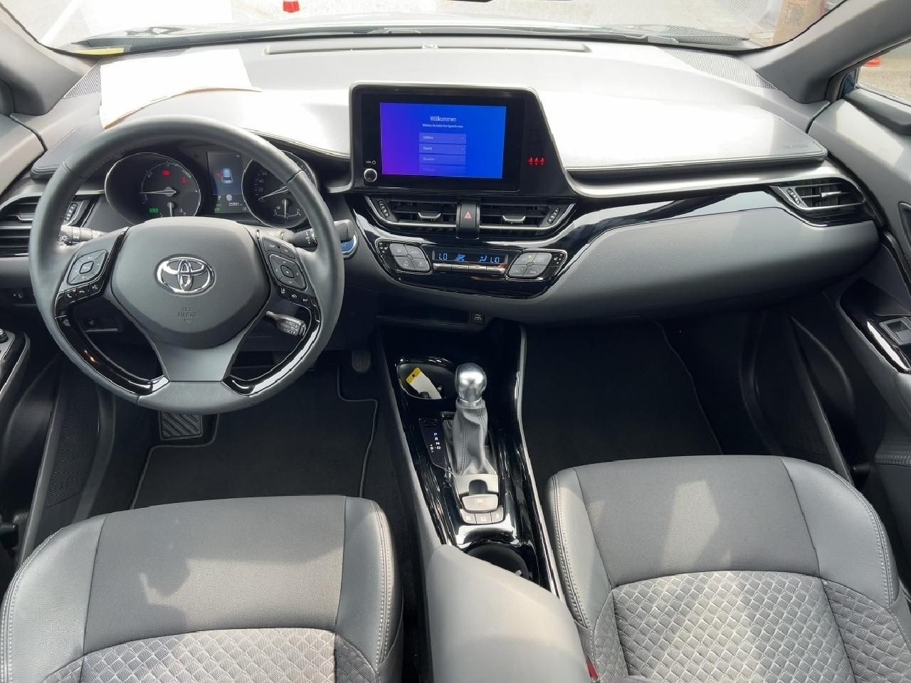 Fahrzeugabbildung Toyota C-HR Hybrid Team D