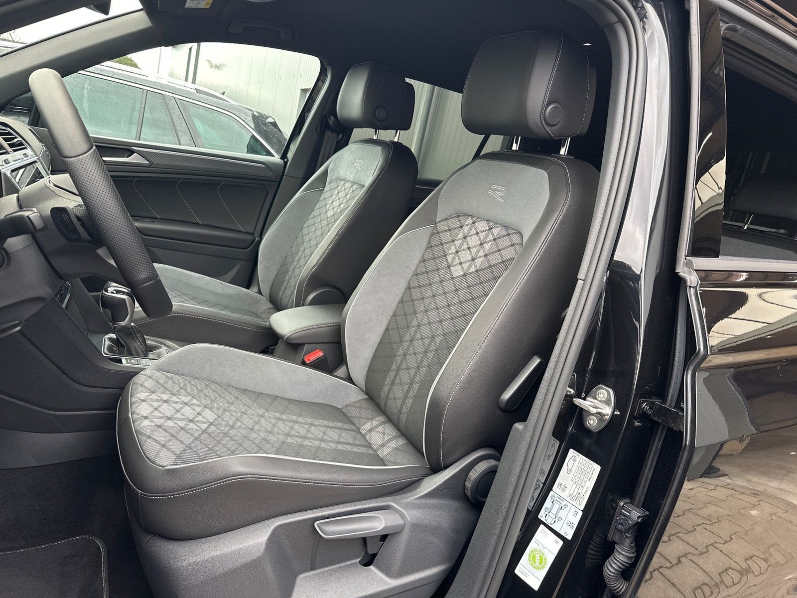 Fahrzeugabbildung Volkswagen Tiguan 1.5 TSI DSG R-Line NAV+LED+20ZO+HUD