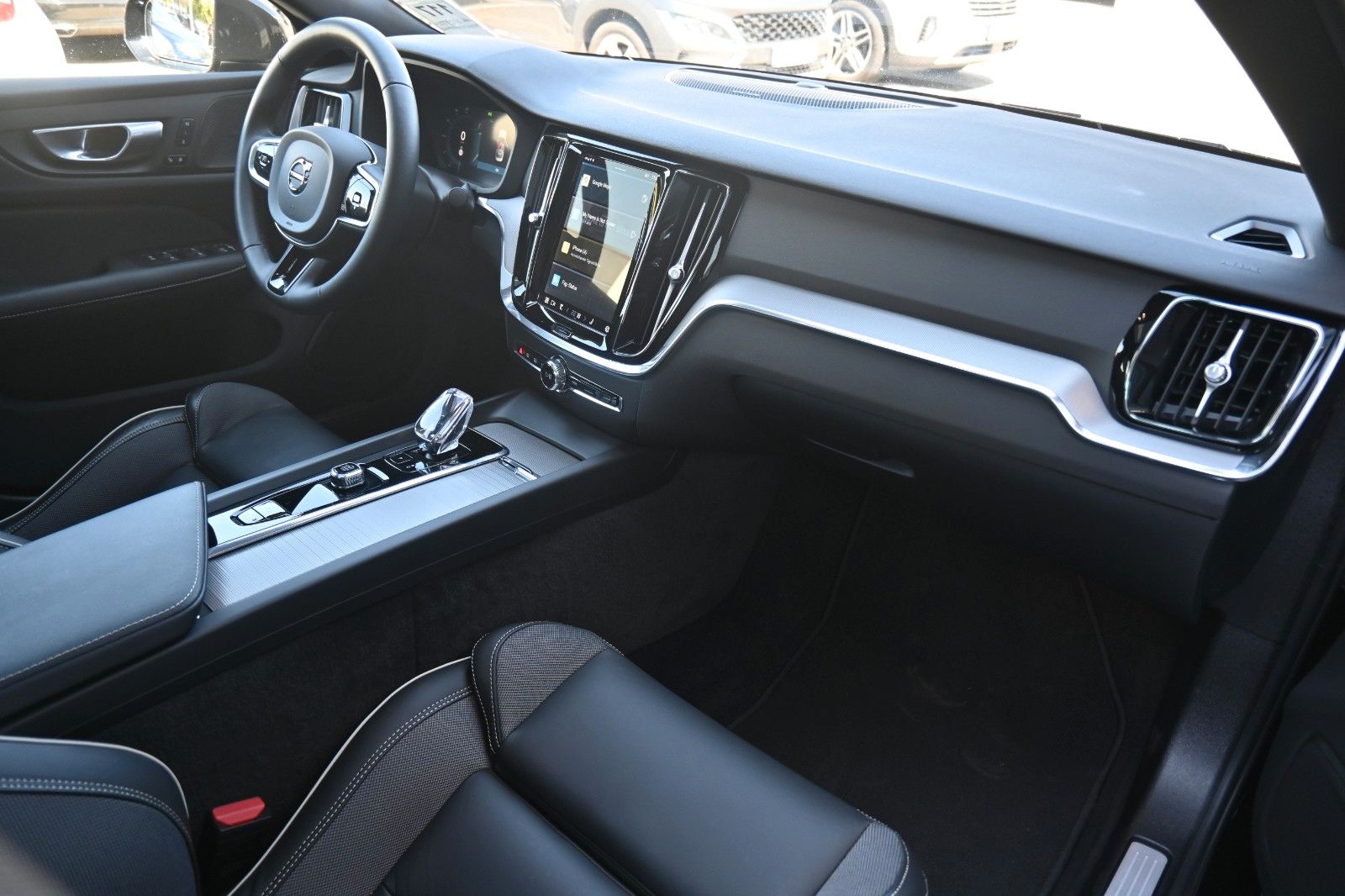 Fahrzeugabbildung Volvo S60 B4 Plus Dark*LED*PANO*STHZ*H&K*360*QI*19"