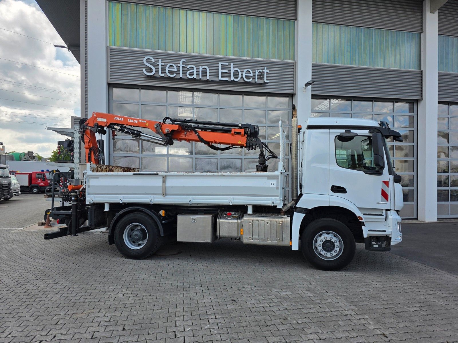 Fahrzeugabbildung Mercedes-Benz Arocs 1835 KK Heckkran Atlas 126.3E-A3L Funk