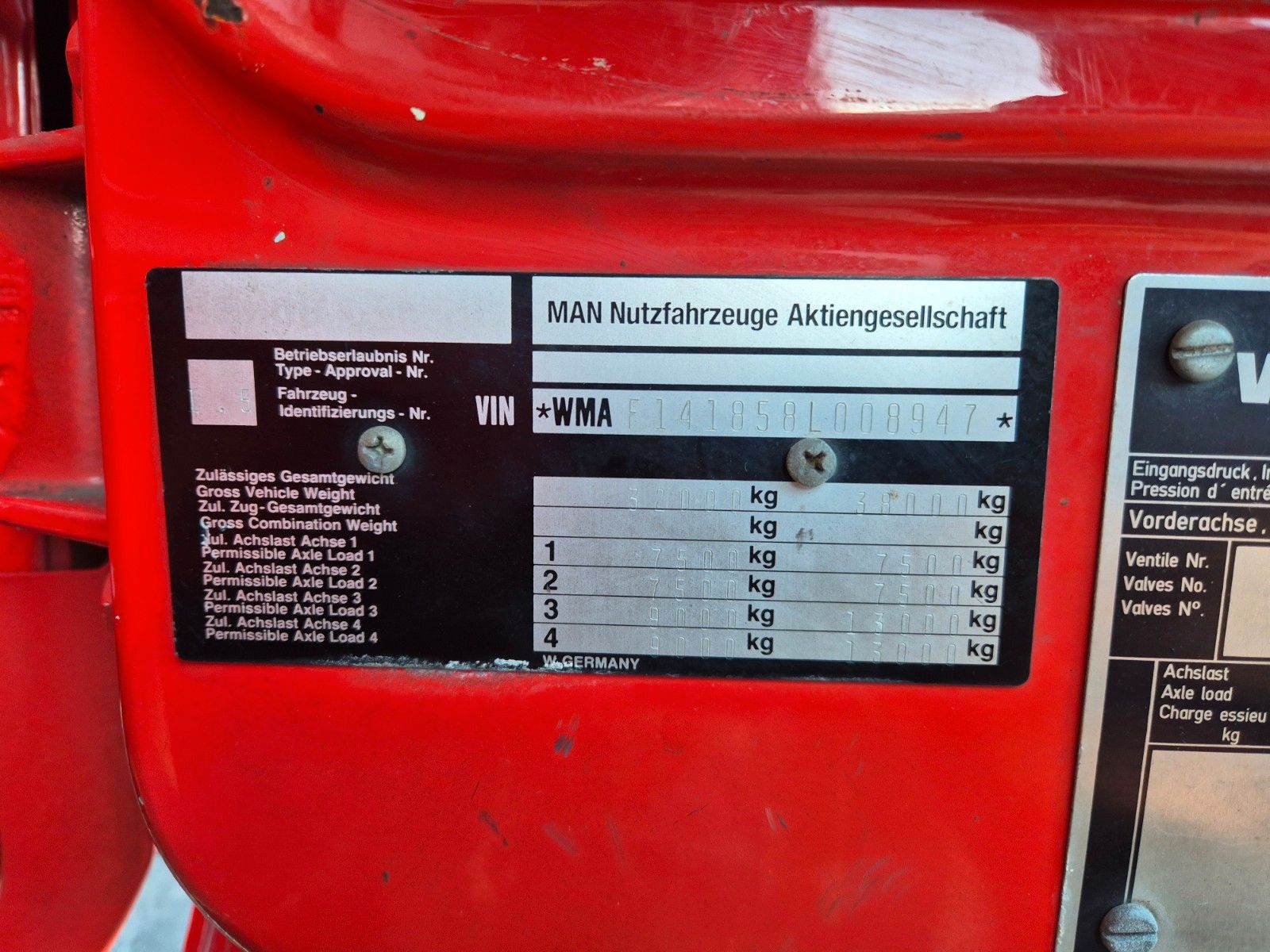 Fahrzeugabbildung MAN 35.372 (F14) 8x4 Atlas 4. Achse gelenkt Seilwind