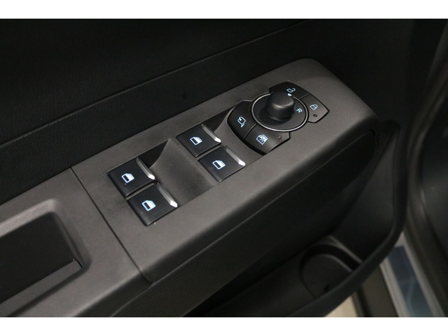 Fahrzeugabbildung Ford Tourneo Courier Active Navi ACC DAB SHZ LenkradH