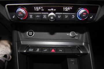Audi Q3 45 TFSI e S-Line NAVIOPT-BLACKLED
