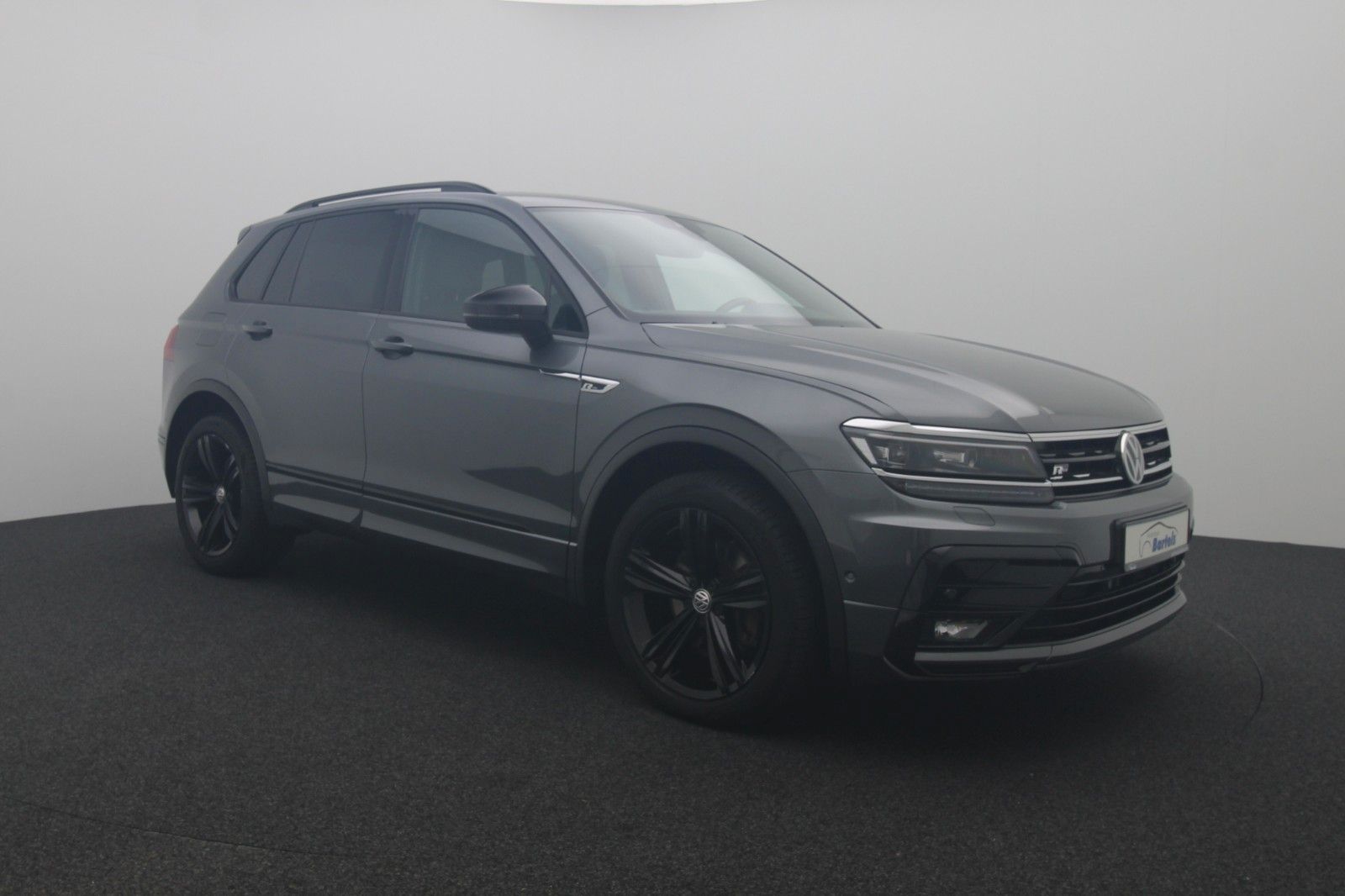 Fahrzeugabbildung Volkswagen Tiguan Highline 4M R-Line Black Style Head-upLED
