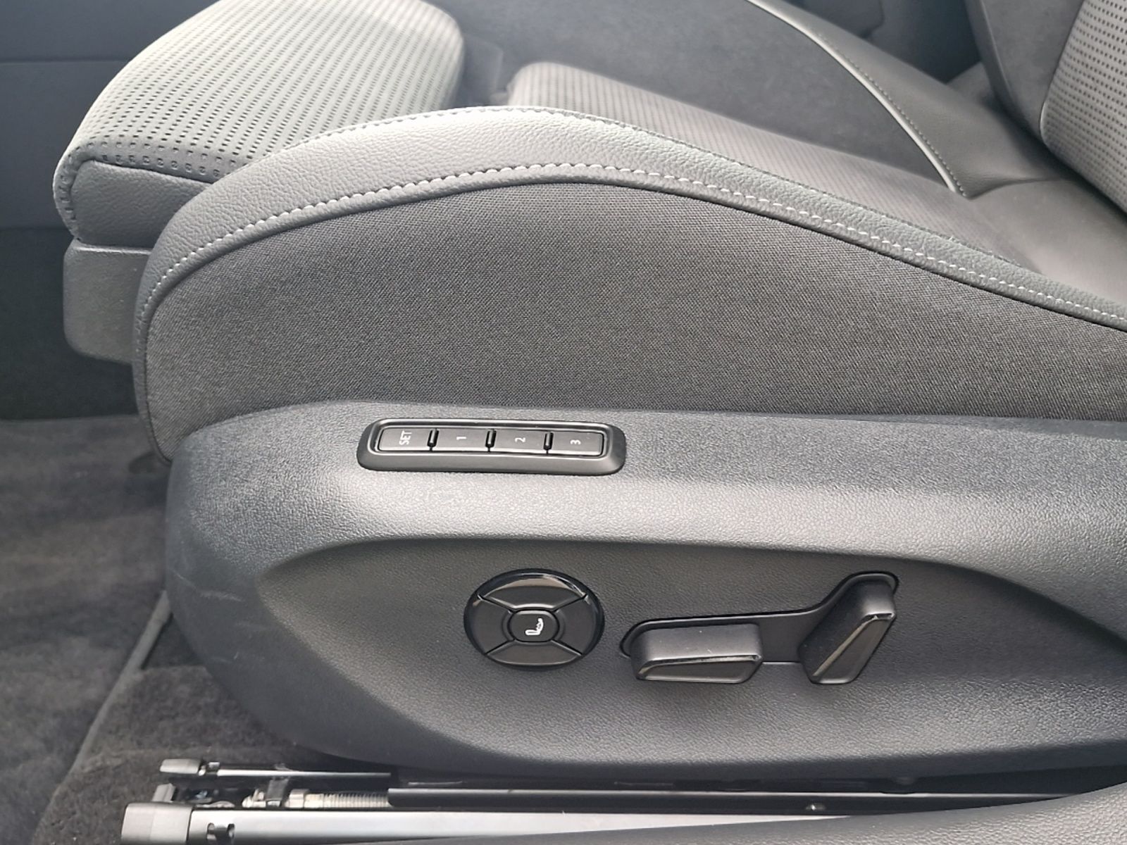 Fahrzeugabbildung SKODA Superb Combi 2.0 TSI  4x4 Sportline LED MATRIX A