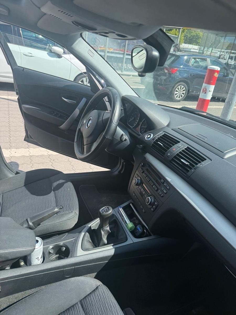 BMW 116 2007 — салон