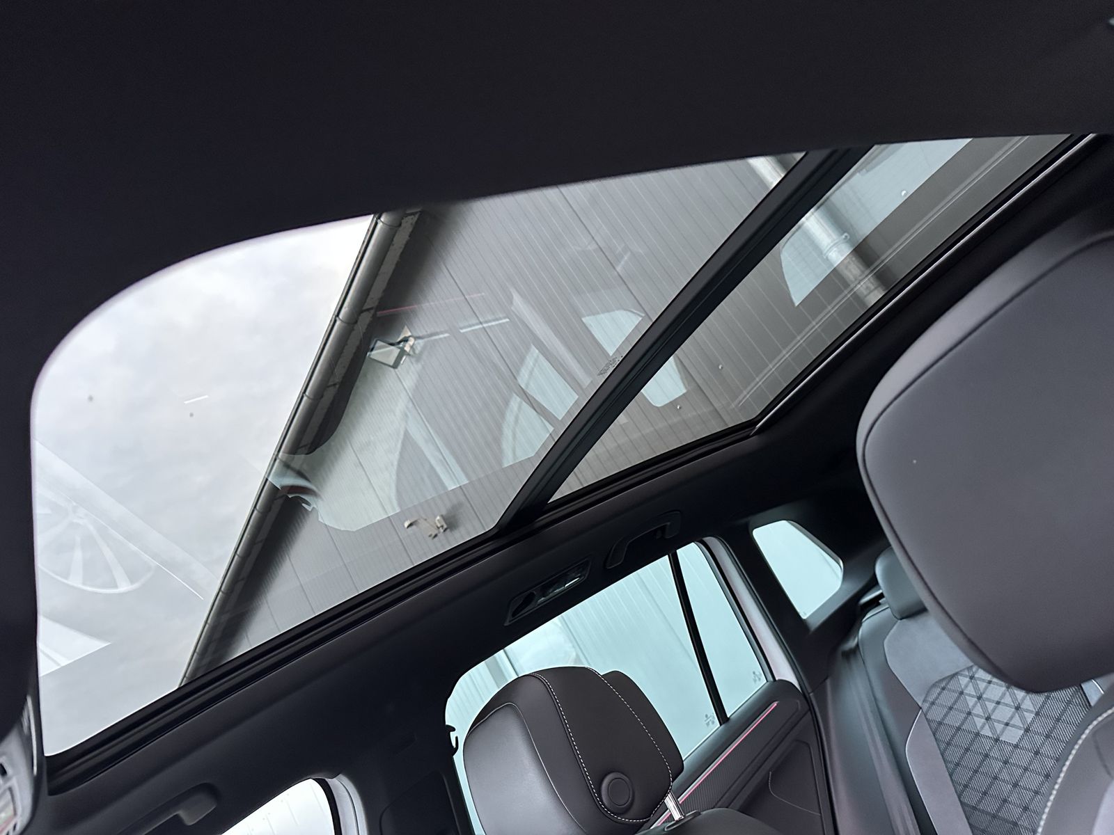 Fahrzeugabbildung Volkswagen Tiguan 1.4 eHybrid DSG R-Line NAV+LED+ACC+V-COCK