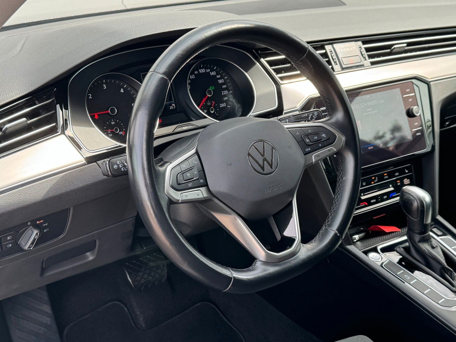 Volkswagen Passat Var. 2.0 TDI "Elegance" DSG LED CAM ACC imagem 2