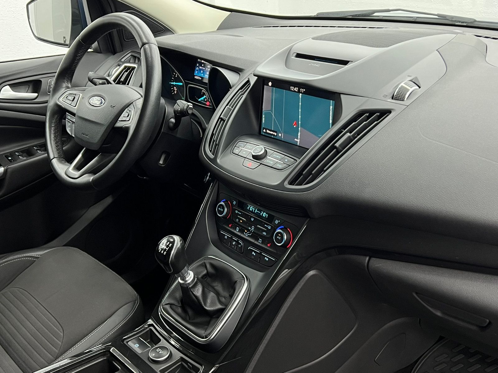Fahrzeugabbildung Ford Kuga Titanium/NAVI/2-ZONEN/KAMERA/2.HAND