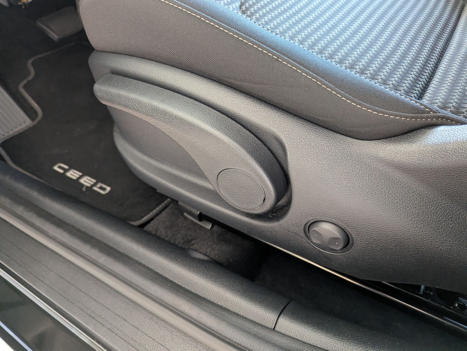 Fahrzeugabbildung Kia cee'd Sportswagon 1.5 Ultim Style-Pak JBL ACC 7J