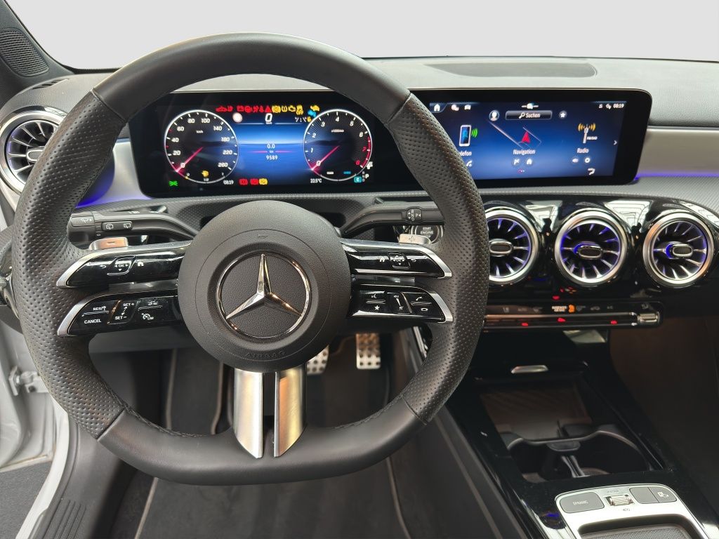 Fahrzeugabbildung Mercedes-Benz A 200 Kompaktlimousine AMG LIne, Night Paket*LED