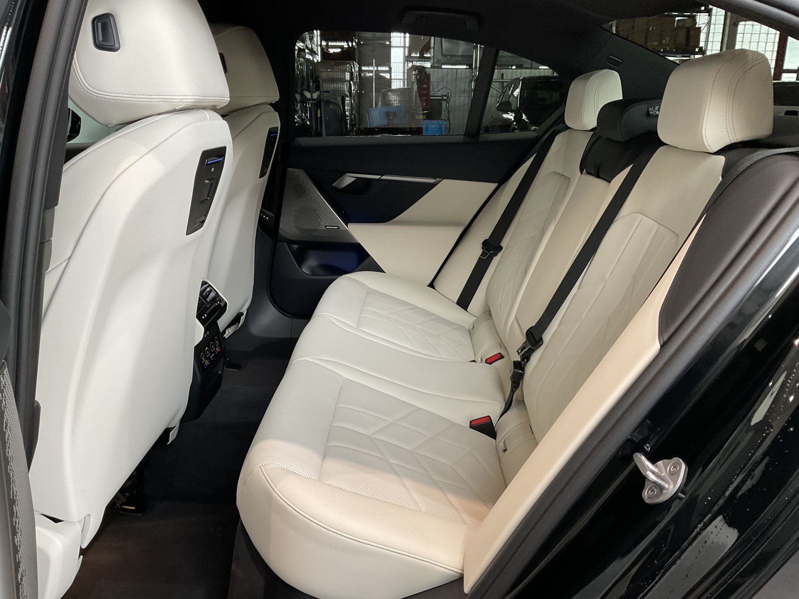 Fahrzeugabbildung BMW i5 xDrive40 Autobahnassistent, M Sportpaket, Sit