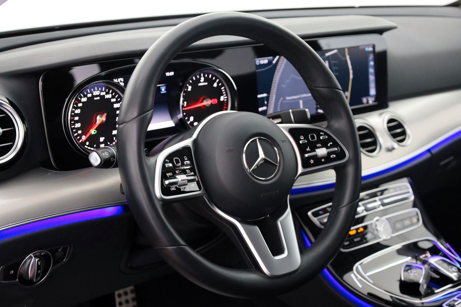 Fahrzeugabbildung Mercedes-Benz E 220d, Avantgarde, Leder,Navi,LED,SH,Kamera,AHK