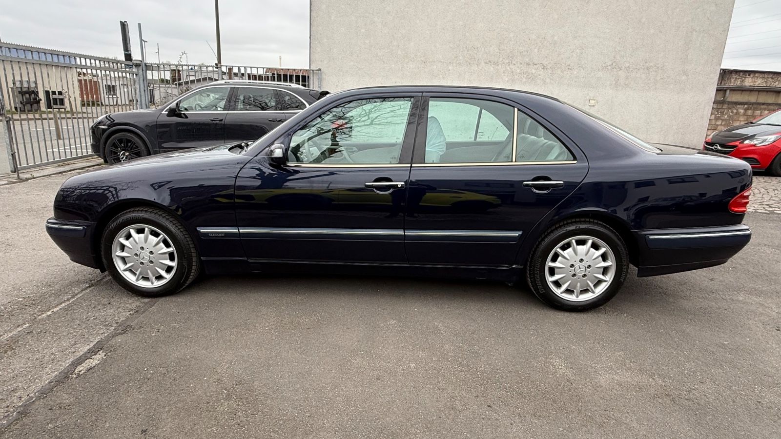 Fahrzeugabbildung Mercedes-Benz E 270 CDI ELEGANCE