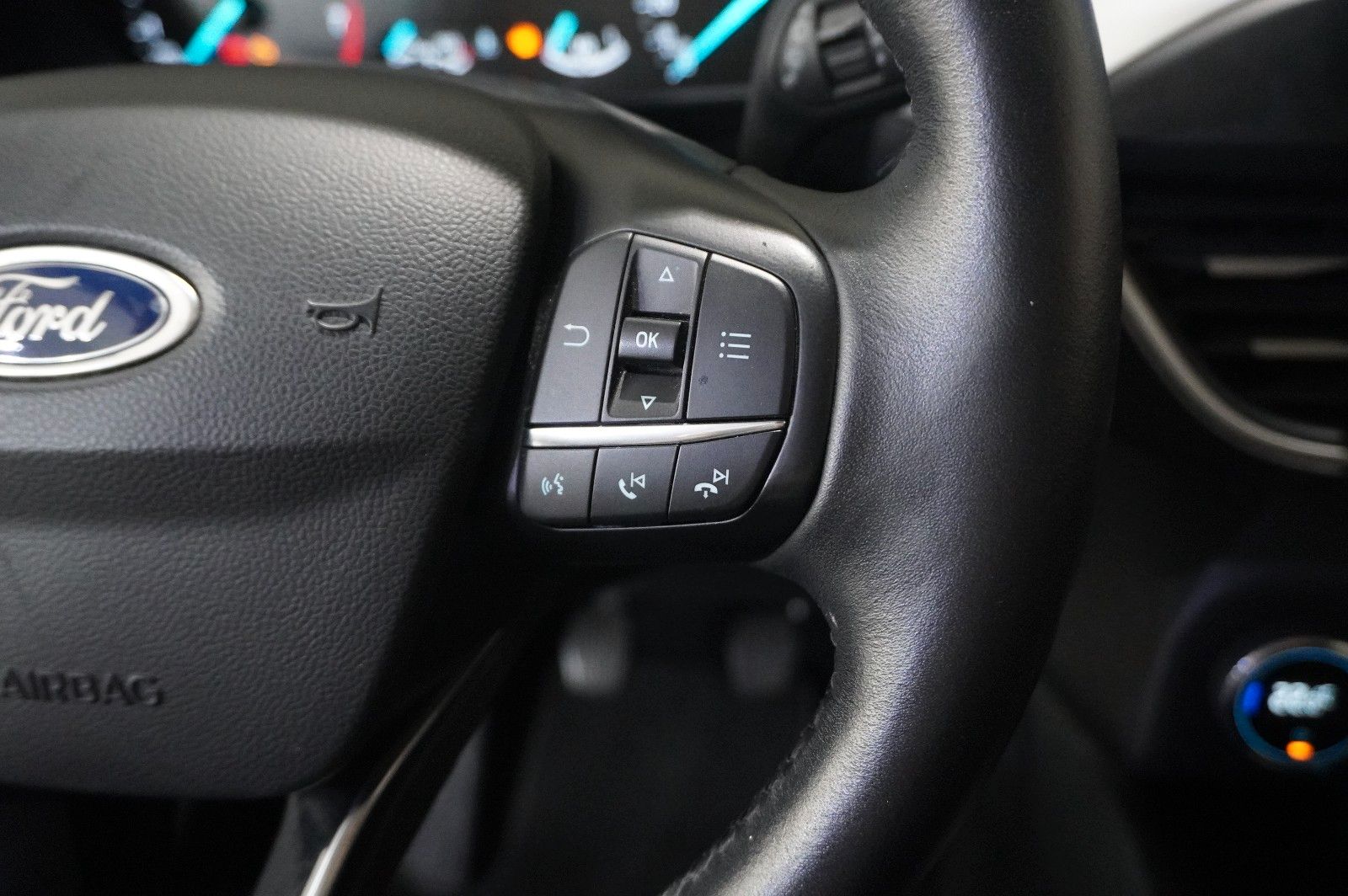 Fahrzeugabbildung Ford Focus Lim. 1.0 COOL & CONN. NAVI/LED/SPORT/SHZ