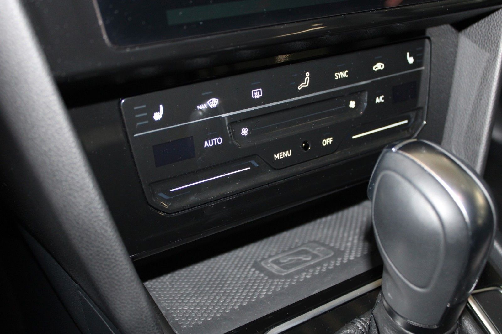 Fahrzeugabbildung Volkswagen Passat 2.0 TDI DSG Elegance LED CAM ACC NAVI uvm