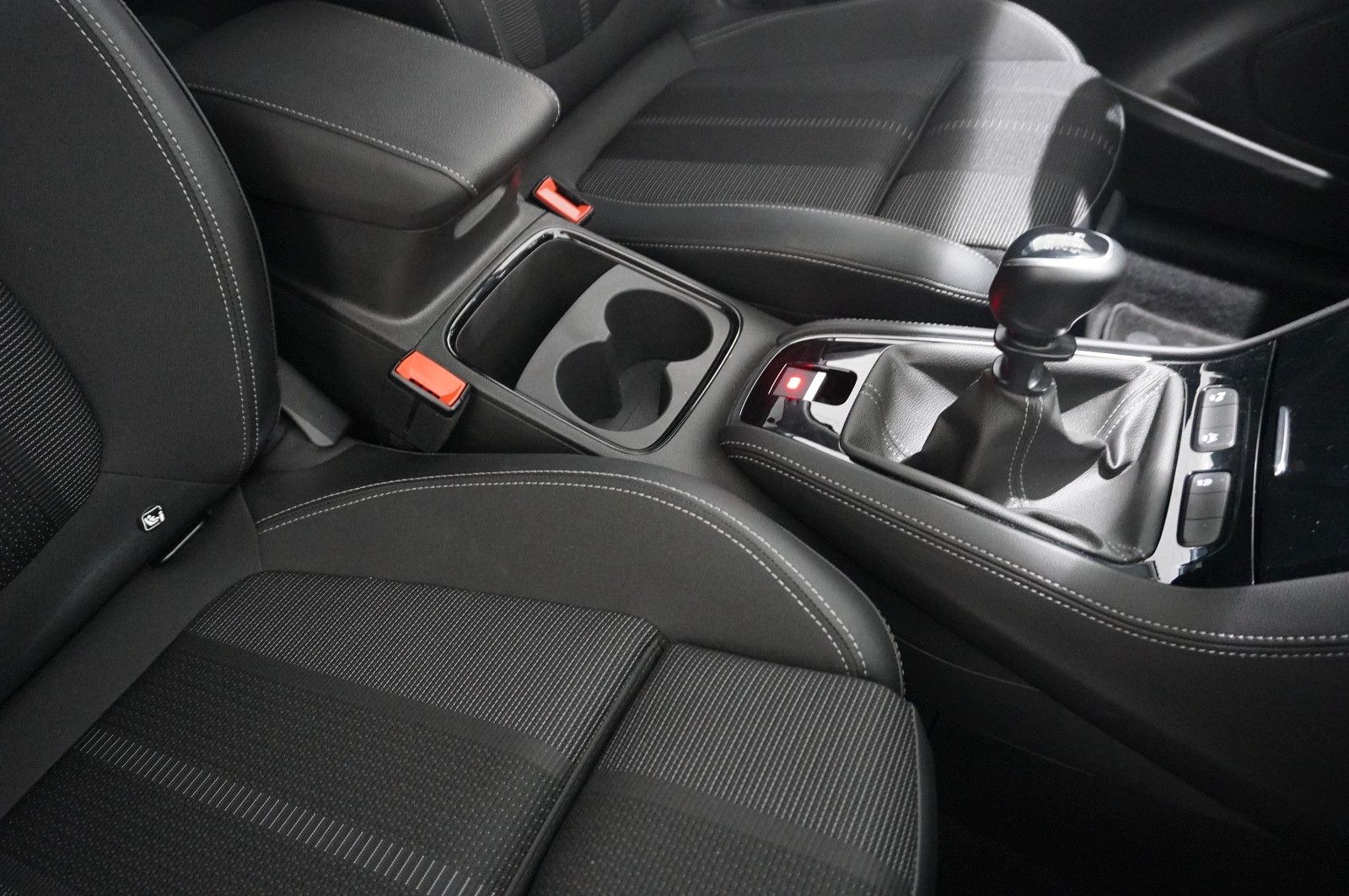 Fahrzeugabbildung Opel Grandland (X) 1.2T GS SPORT NAVI/LED/VIRTU./DAB+