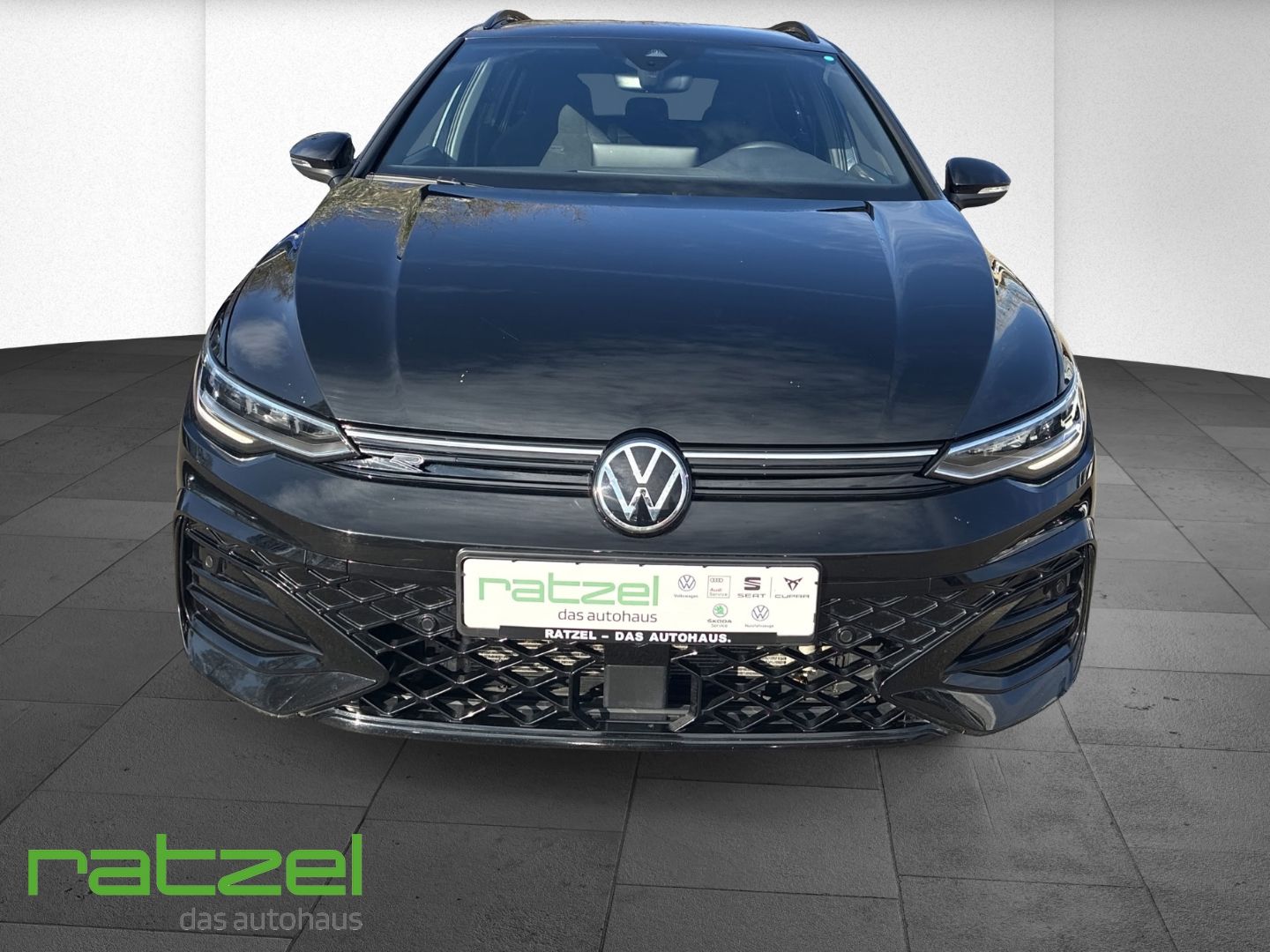 Fahrzeugabbildung Volkswagen Golf Variant R-Line 1,5 l eTSI DSG LED ACC Apple