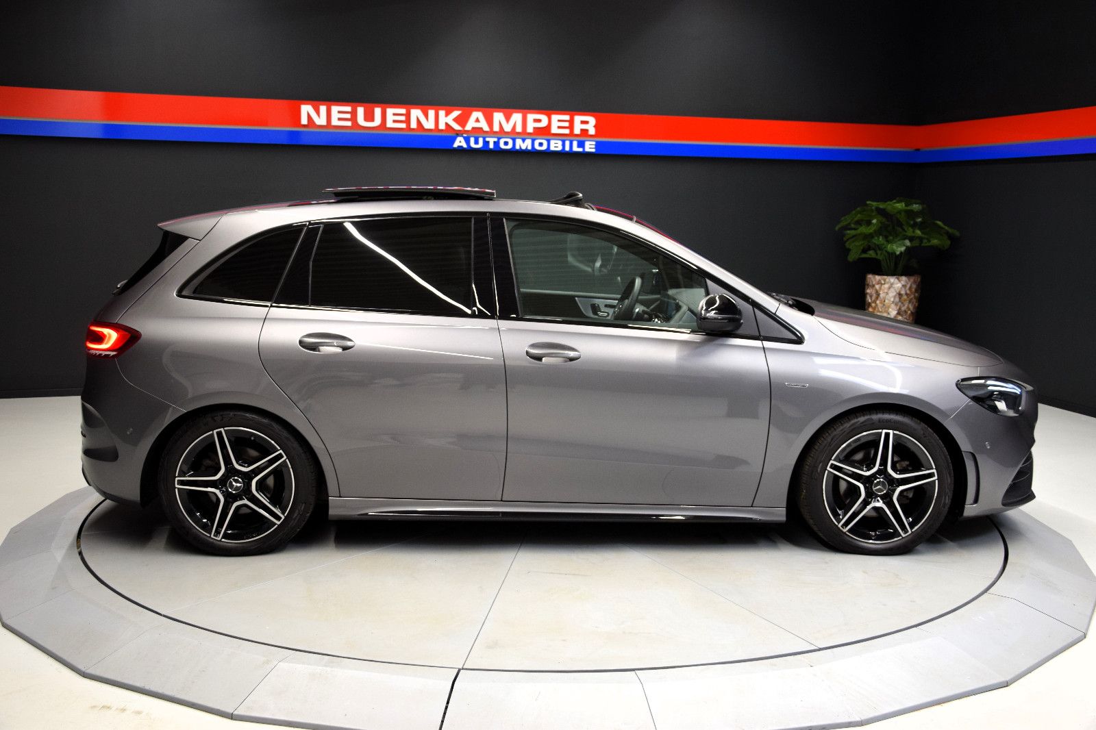 Fahrzeugabbildung Mercedes-Benz B 200 AMG Pano Night LED Kamera Memory Digital