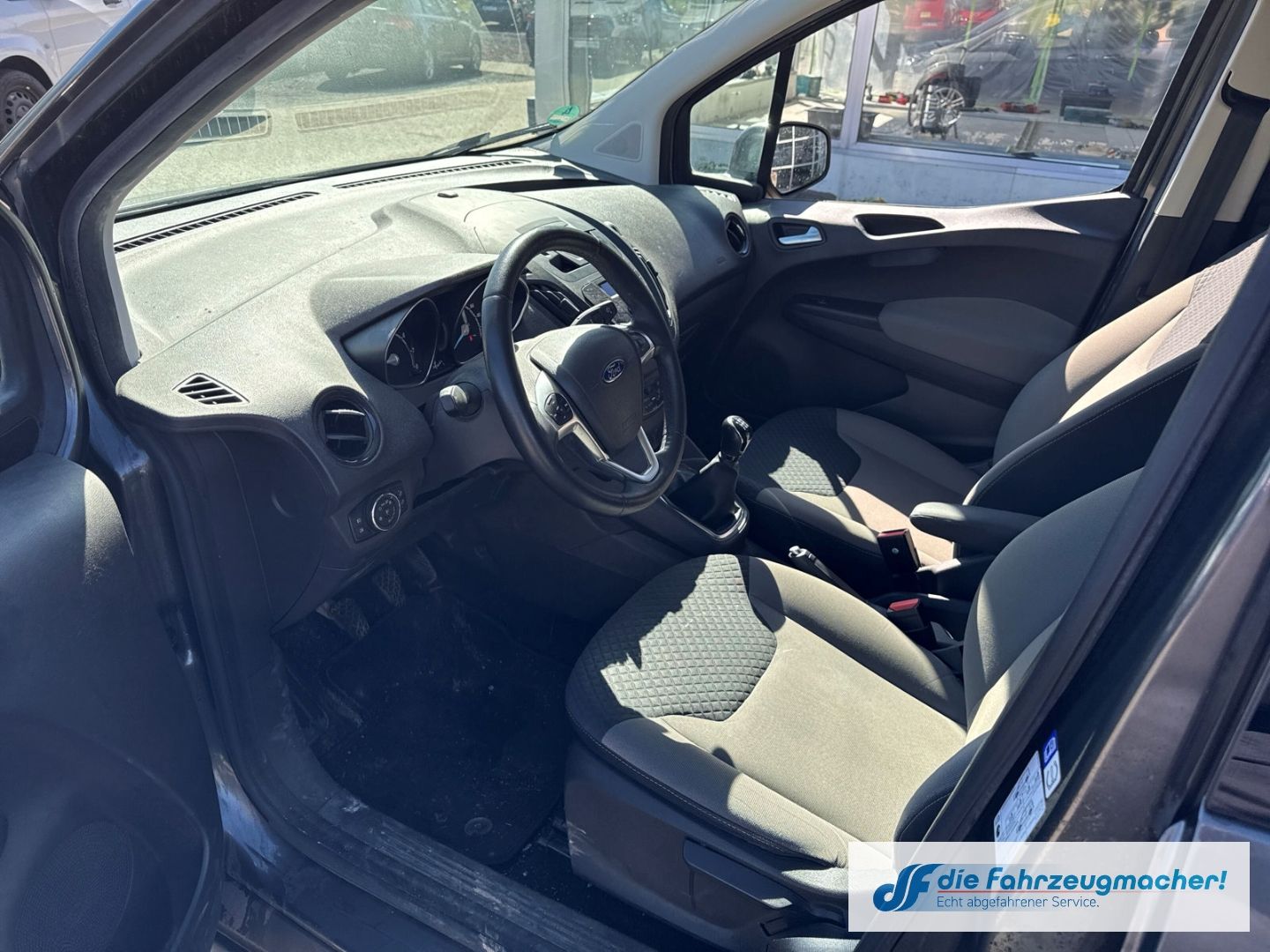 Fahrzeugabbildung Ford Tourneo Courier Titanium Mehrzonenklima *EXPORT