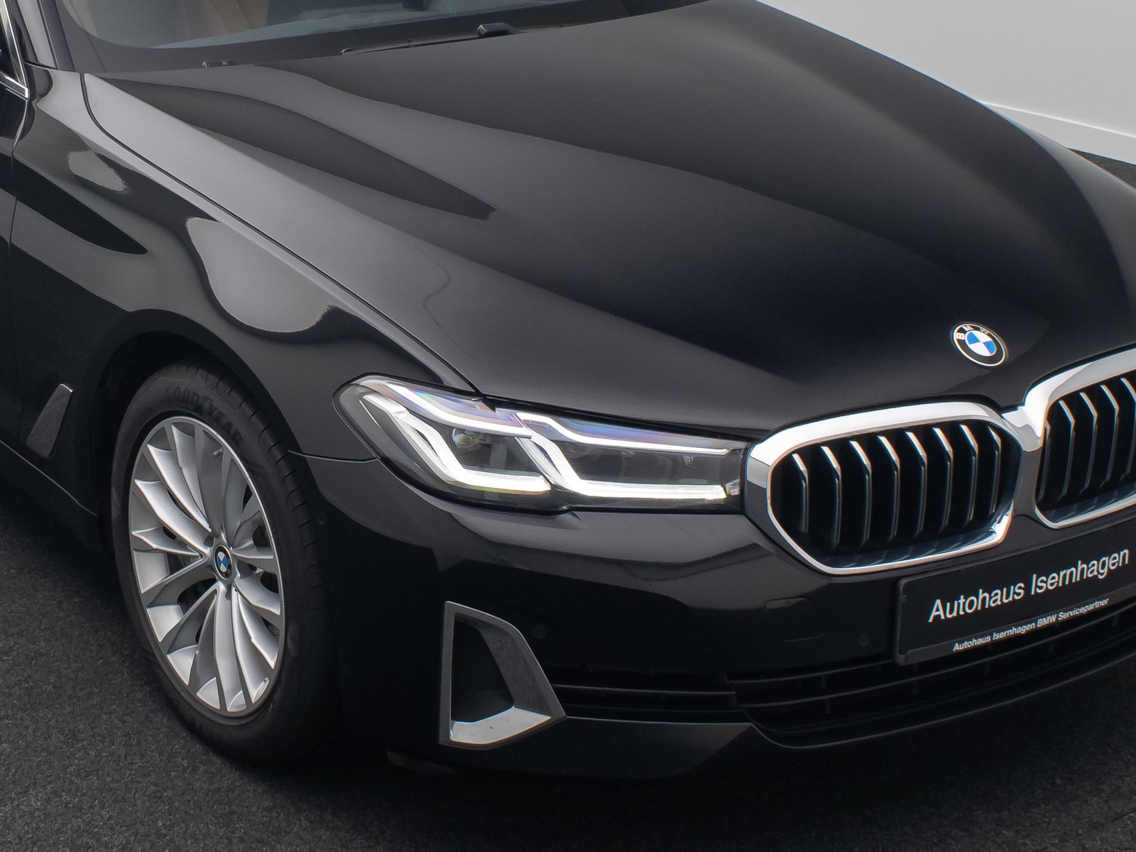 Fahrzeugabbildung BMW 530d Luxury Line HUD Kamera AHK Alarm Laser H/K