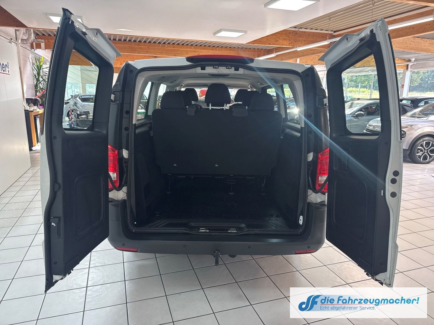 Fahrzeugabbildung Mercedes-Benz Vito Tourer 111CDI FWD extralang Pro AHK Klimaau