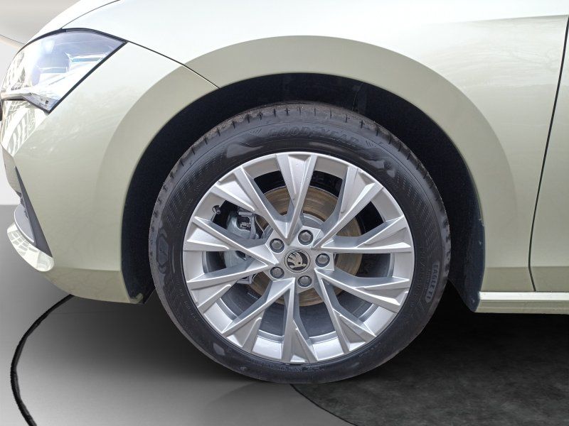 Fahrzeugabbildung SKODA Superb Combi 2.0 TDI Selection DSG AHK+ASSISTENT