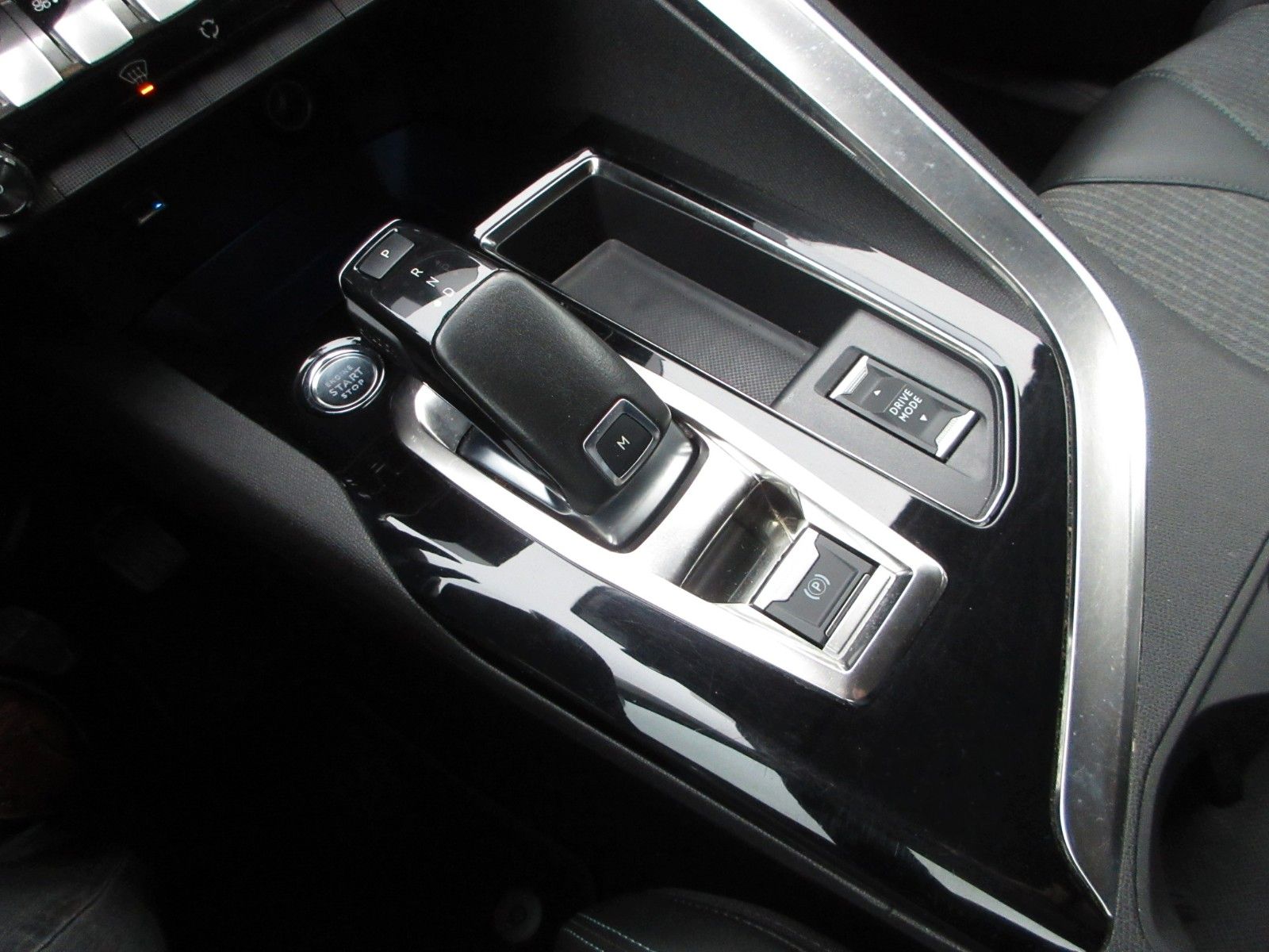 Fahrzeugabbildung Peugeot 5008 Allure Pack 1.5D LED/NAVI/AHK/PDC/R´CAM