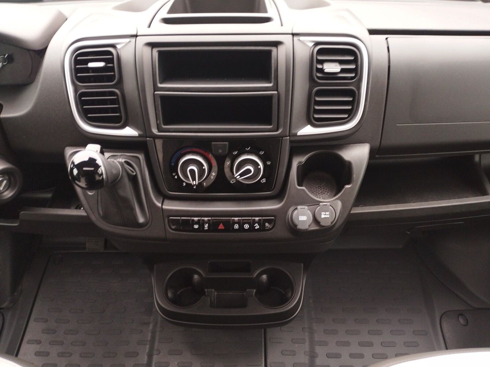 Fahrzeugabbildung Sunlight Adventure T 67S Automatik, Dörr Edition, TV