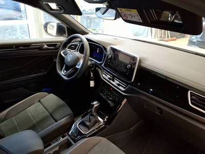 Fahrzeugabbildung Volkswagen T-Roc TSI R-Line DSG LEDplus AHK Navi AID ACC RF