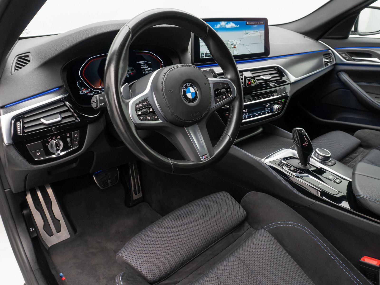 Fahrzeugabbildung BMW 520d M Sport Kamera HUD HiFi AHK Stop&Go Alarm